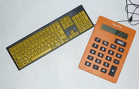 Formatvergrößerung: große Schrift auf Tasten und Display einer Tastatur und eines Taschnrechners