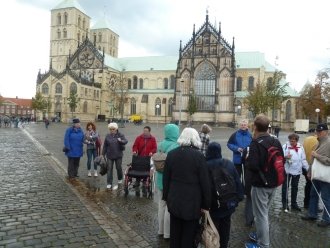 Foto: Teilnehmergruppe vor dem Dom in Münster