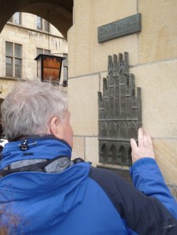 Foto: Teilnehmer ertastet ein Relief des Rathauses Münster