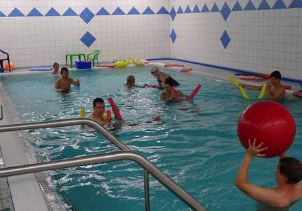 Foto: Bewegung und Spaß im schwimmbad