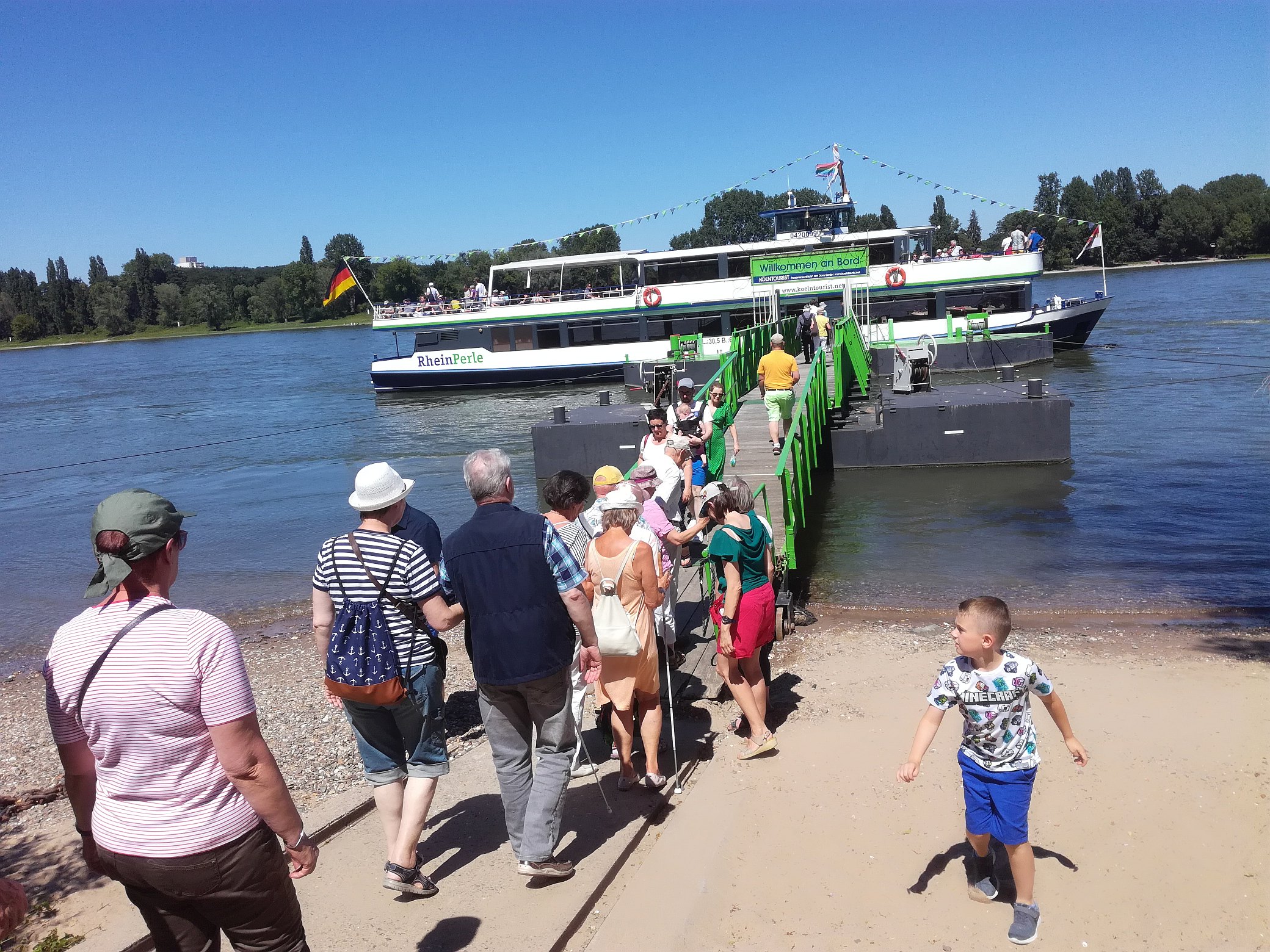 Die Teilnehmer gehen über die Ladnungsbrücke zurück auf das Rheinschiff
