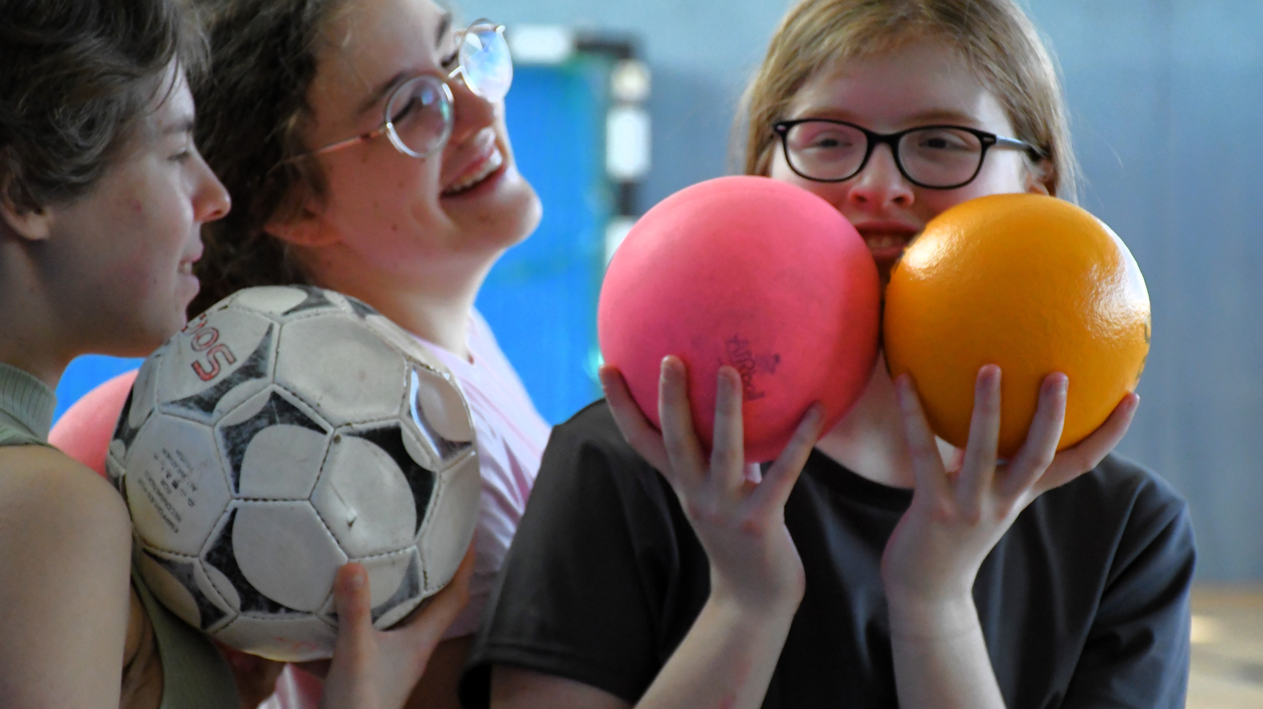 v. l.: Angelina, Jamila und Josee holen die Bälle für das Zielwerfen