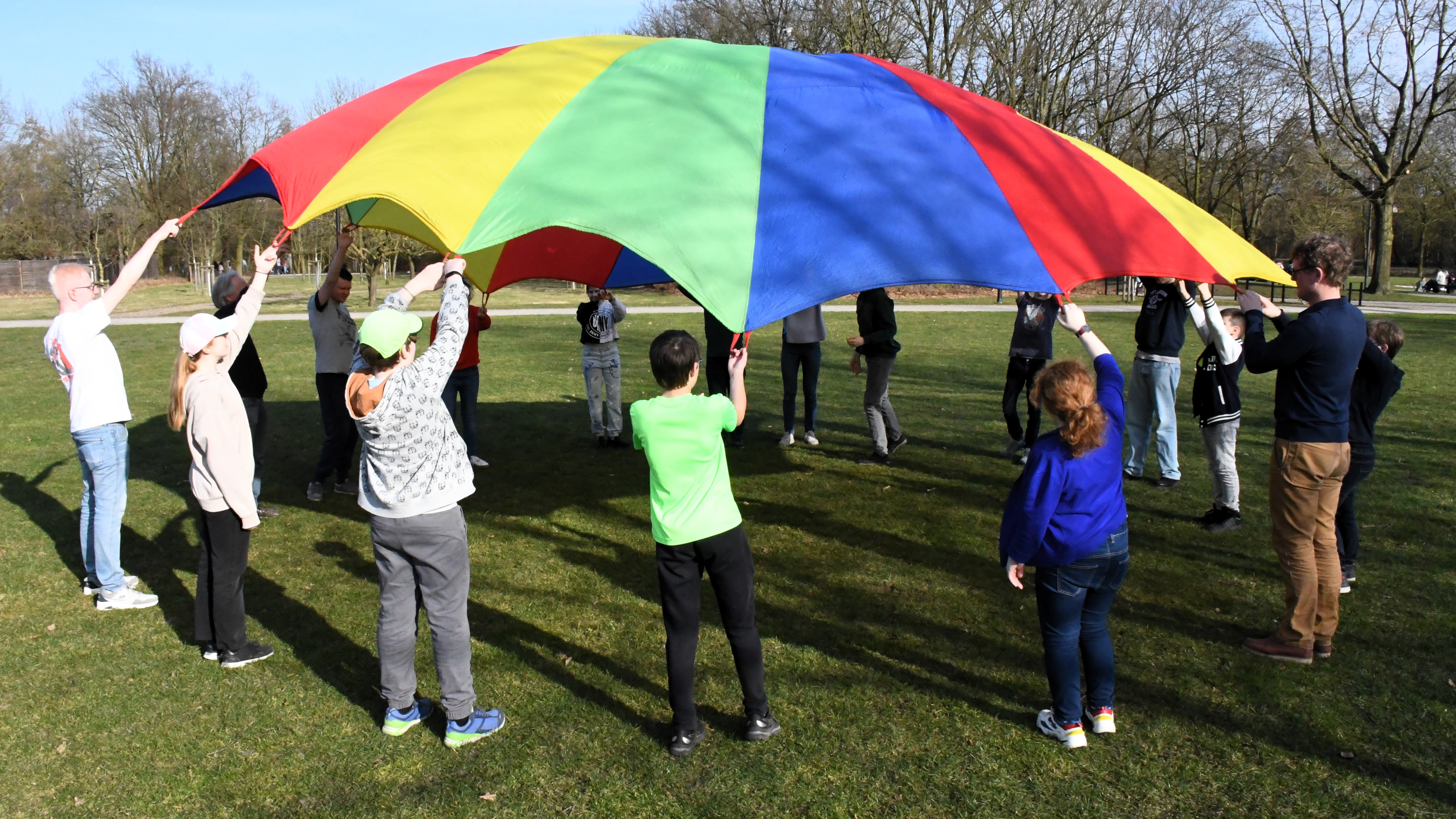 Gruppenaktion mit dem Fallschirmtuch